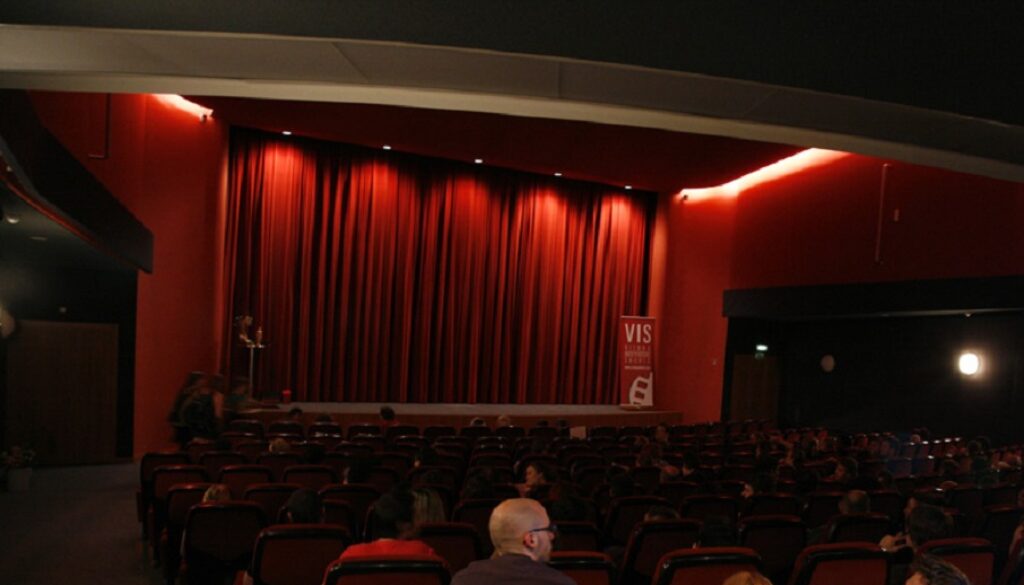 Współczesne kino studyjne – czym różni się od komercyjnych multipleksów?