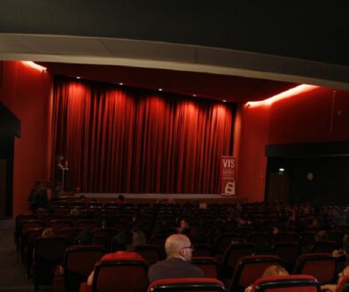 Współczesne kino studyjne – czym różni się od komercyjnych multipleksów?