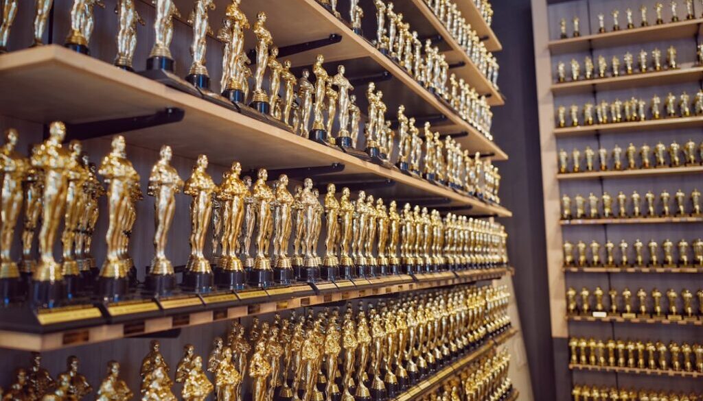 Historia kina światowego w kontekście Oscarów - analiza trendów i nagród