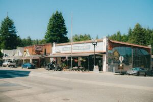 Kina w małych miastach - wpływ na lokalną kulturę i dziedzictwo